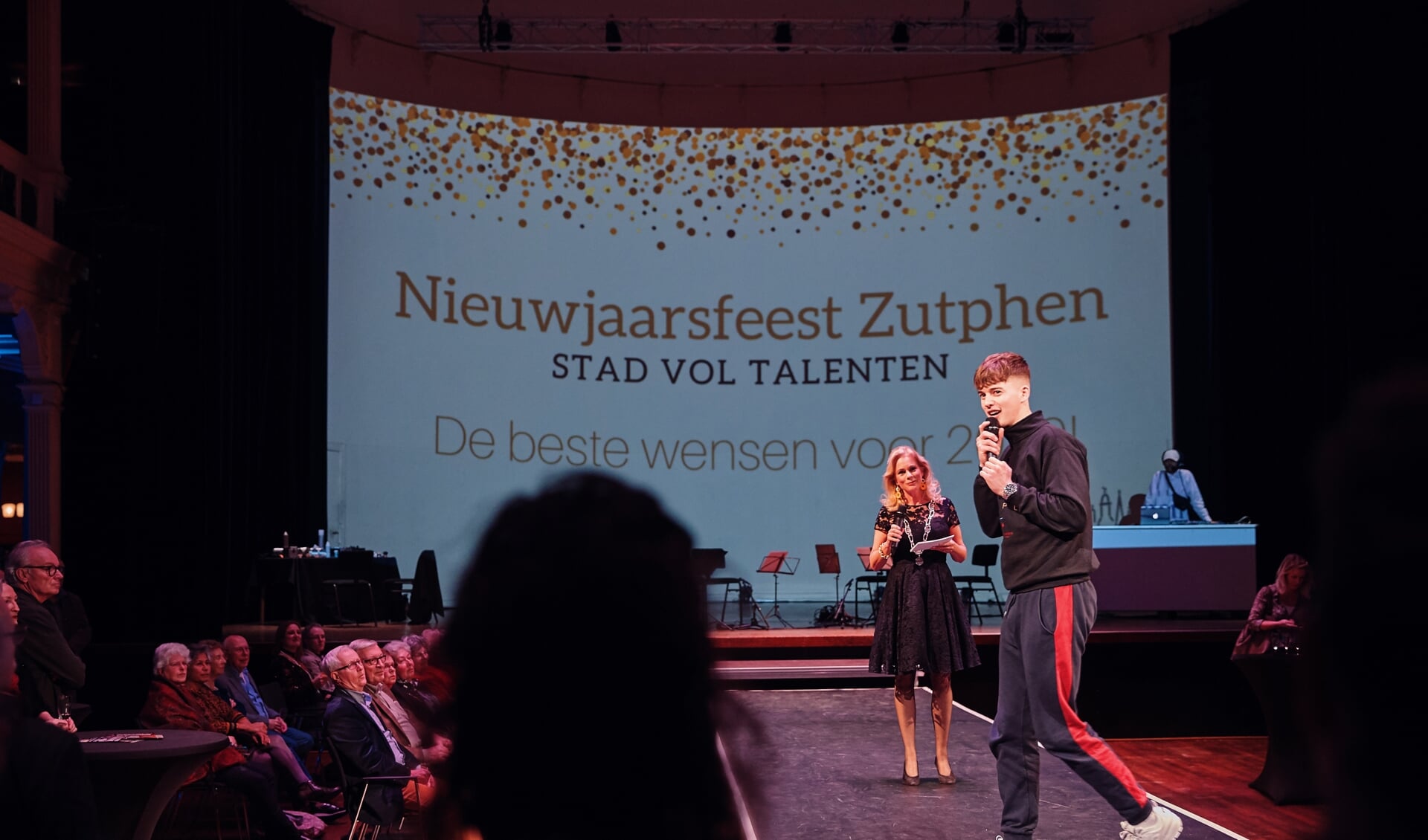 De avond werd geopend door burgemeester Annemieke Vermeulen die samen met rapper Pjotr de hoogtepunten uit 2018 memoreerde. Foto: PR