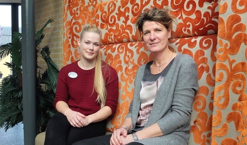 Leerlinge Karlijn Oberink (links) en Esther Teunissen. Foto: Miriam Szalata