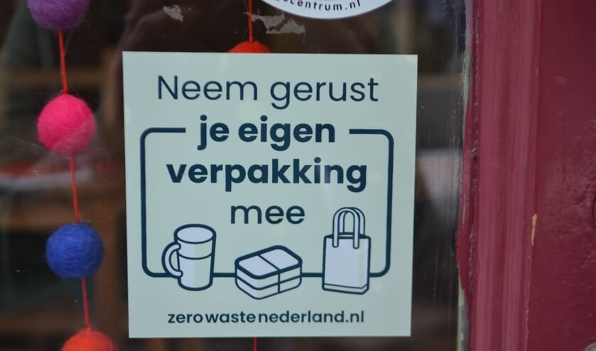 'Neem gerust je eigen verpakking mee' is een raamstickeractie van Zero Waste Nederland. Foto: Marieke van Driel