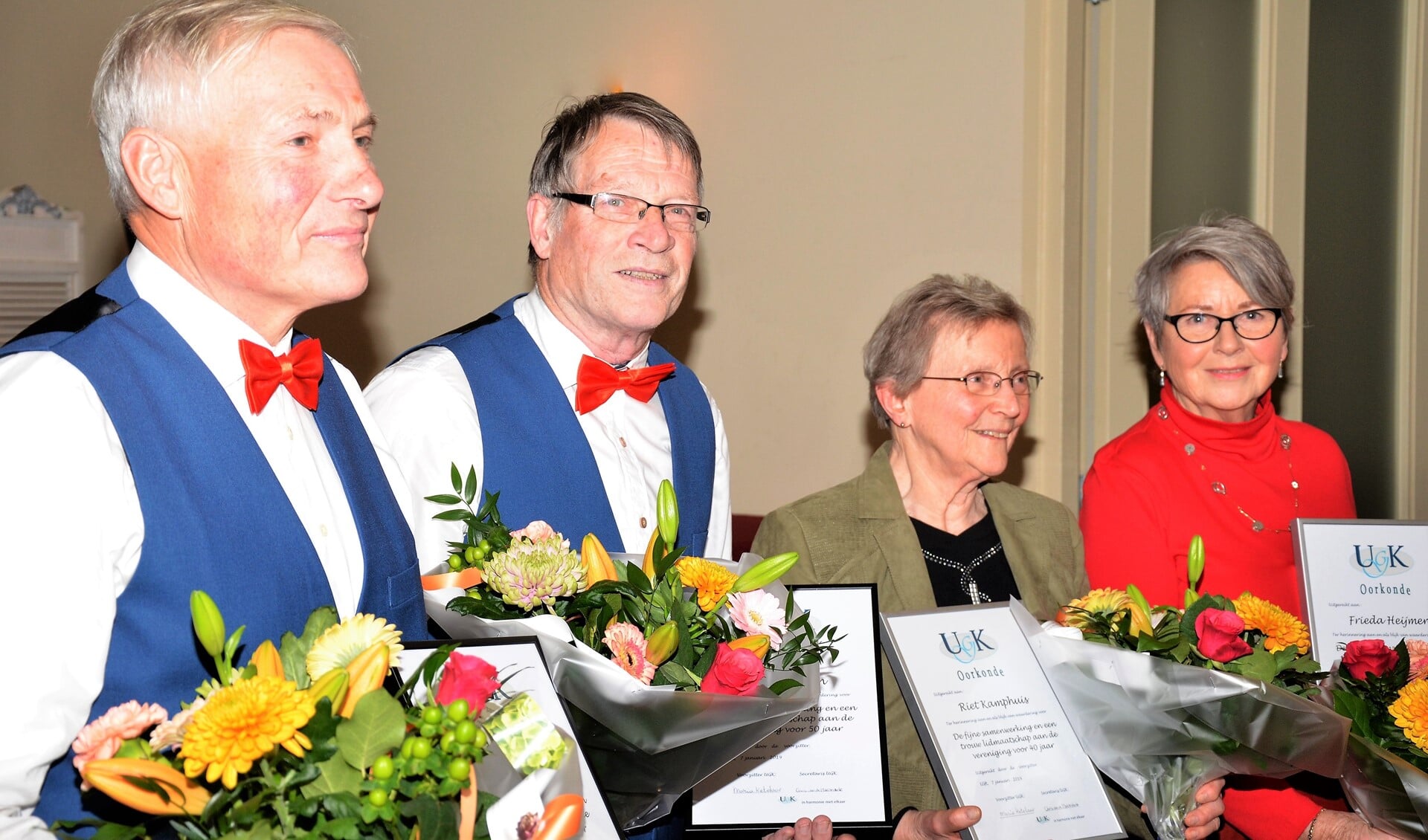 Riet Kamphuis is veertig jaar koorlid en Frieda Heijmen (rechts) twaalf en een half jaar. Foto: Peter Beerten