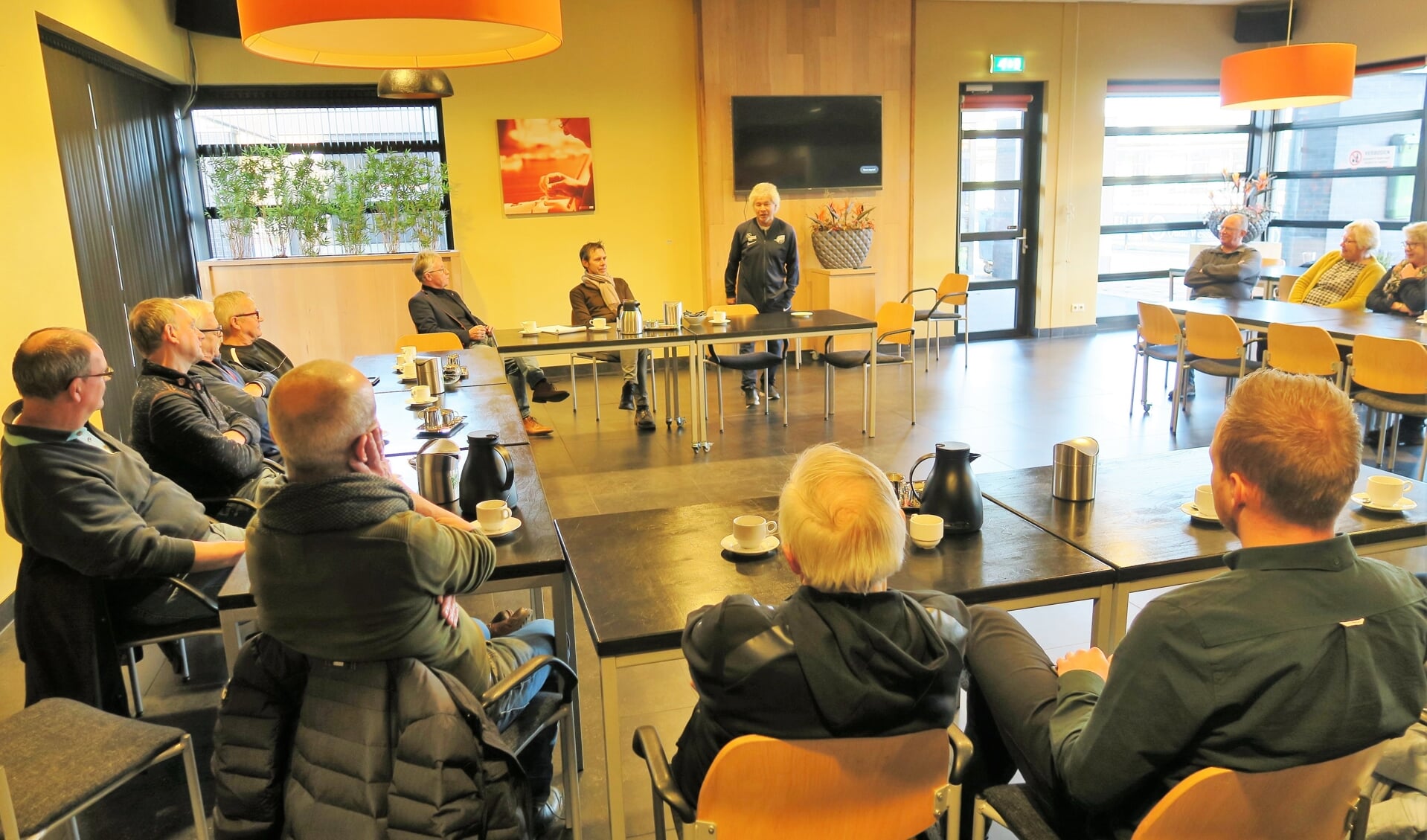 André van der Ley spreekt in verenigingshuis De Treffer de belangstellenden toe. Foto: Theo Huijskes