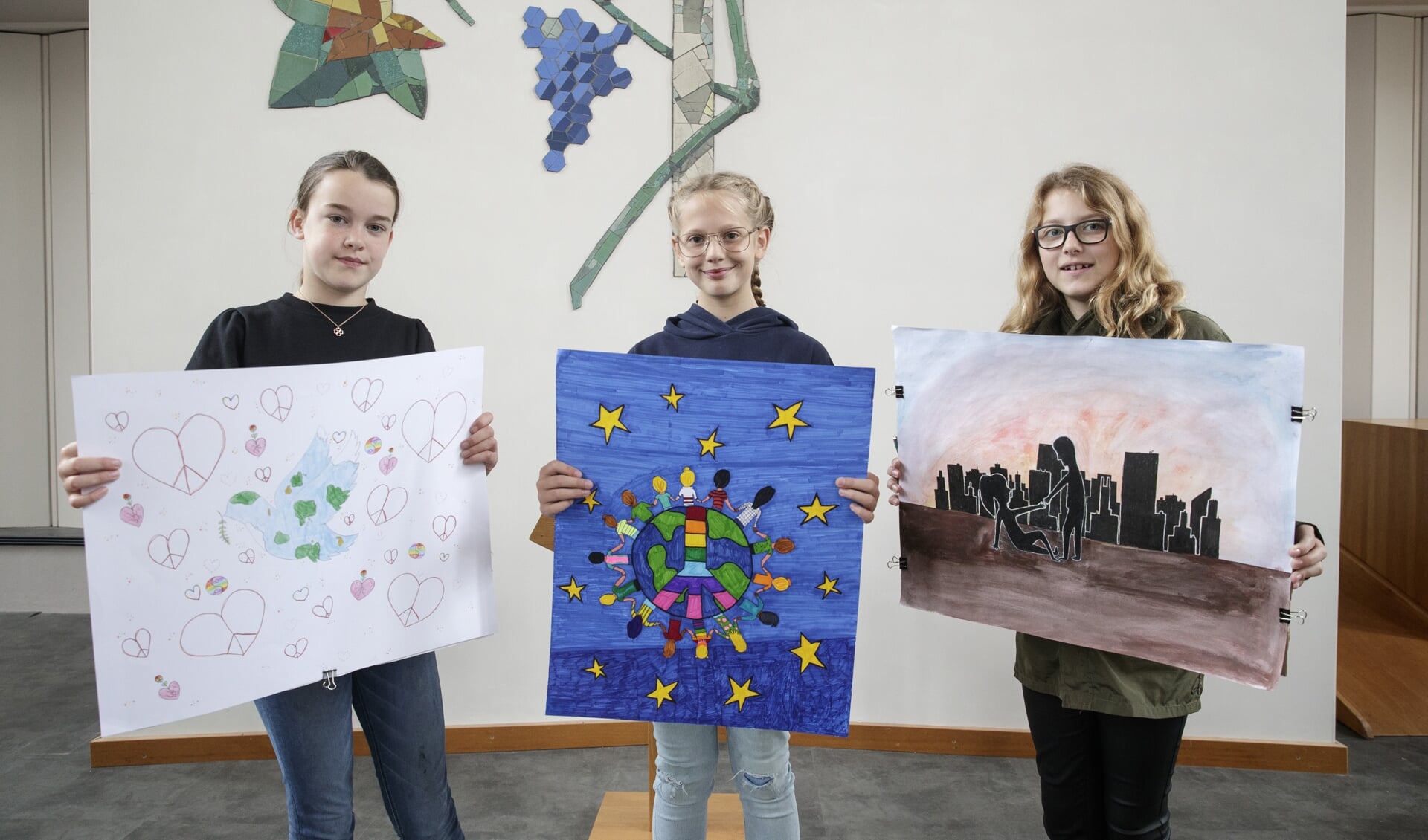 De winnaars Willemijn (3), Robin (1) en Lara (2) met hun vredesposters. Foto: Patrick van Gemert/Zutphens Persbureau