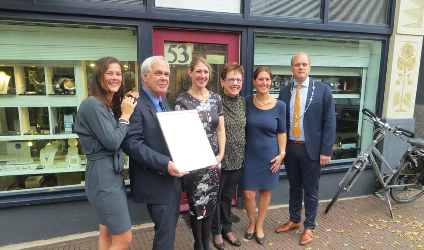 Sandra, Ton, Ciska en Marjon Abbink met tussen hen in Marga Bongen-Van der Linden en de burgemeester. Foto: Bernhard Harfsterkamp