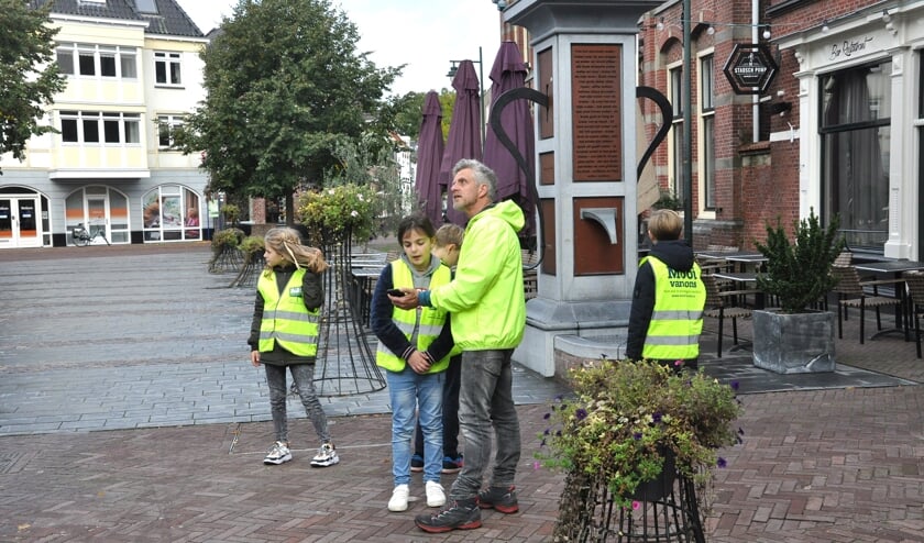 Leerlingen van basisschool De Watermolen speuren in de binnenstad van Groenlo naar munten. Foto: PR De Watermolen