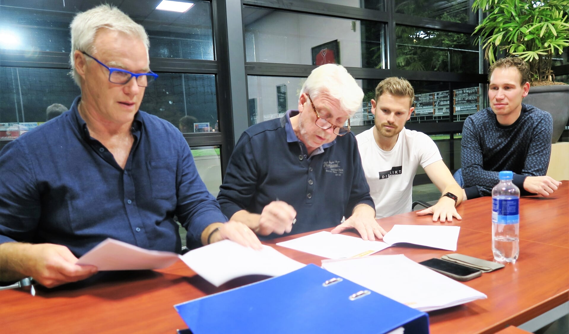 Het contract wordt ondertekend met vlnr Han Otten, Leo Groeneveld, Ruud Elferink en Frank Buesink.