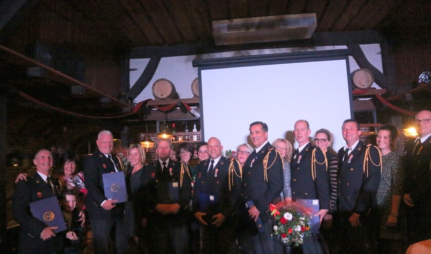 De gedecoreerde brandweerlieden en hun partners. Foto: Jaime Lebbink
