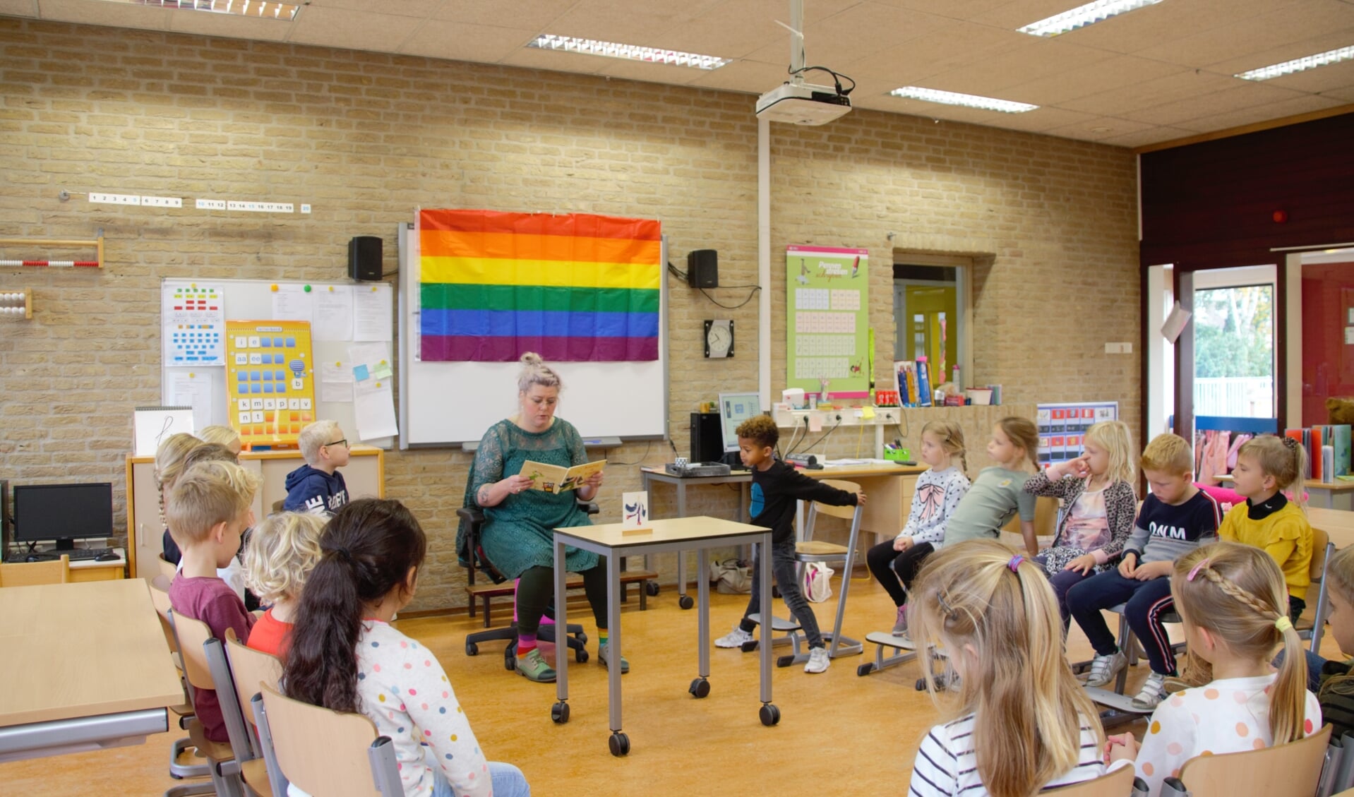 Nicole Rouwmaat leest leerlingen van groep 3 van de Willibrodus voor uit 'Koning en koning'. Foto: Annekée Cuppers