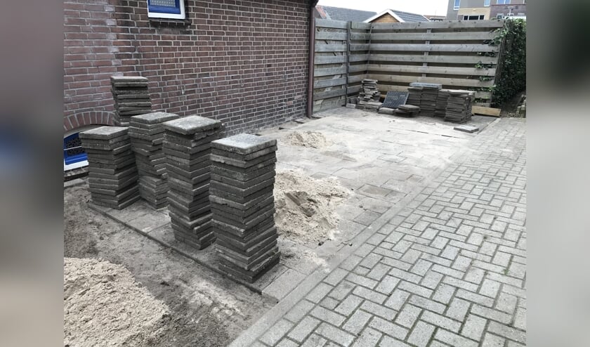 Vrijwilligers van Present Bronckhorst leggen parkeerplaats aan. Foto: Present Bronckhorst