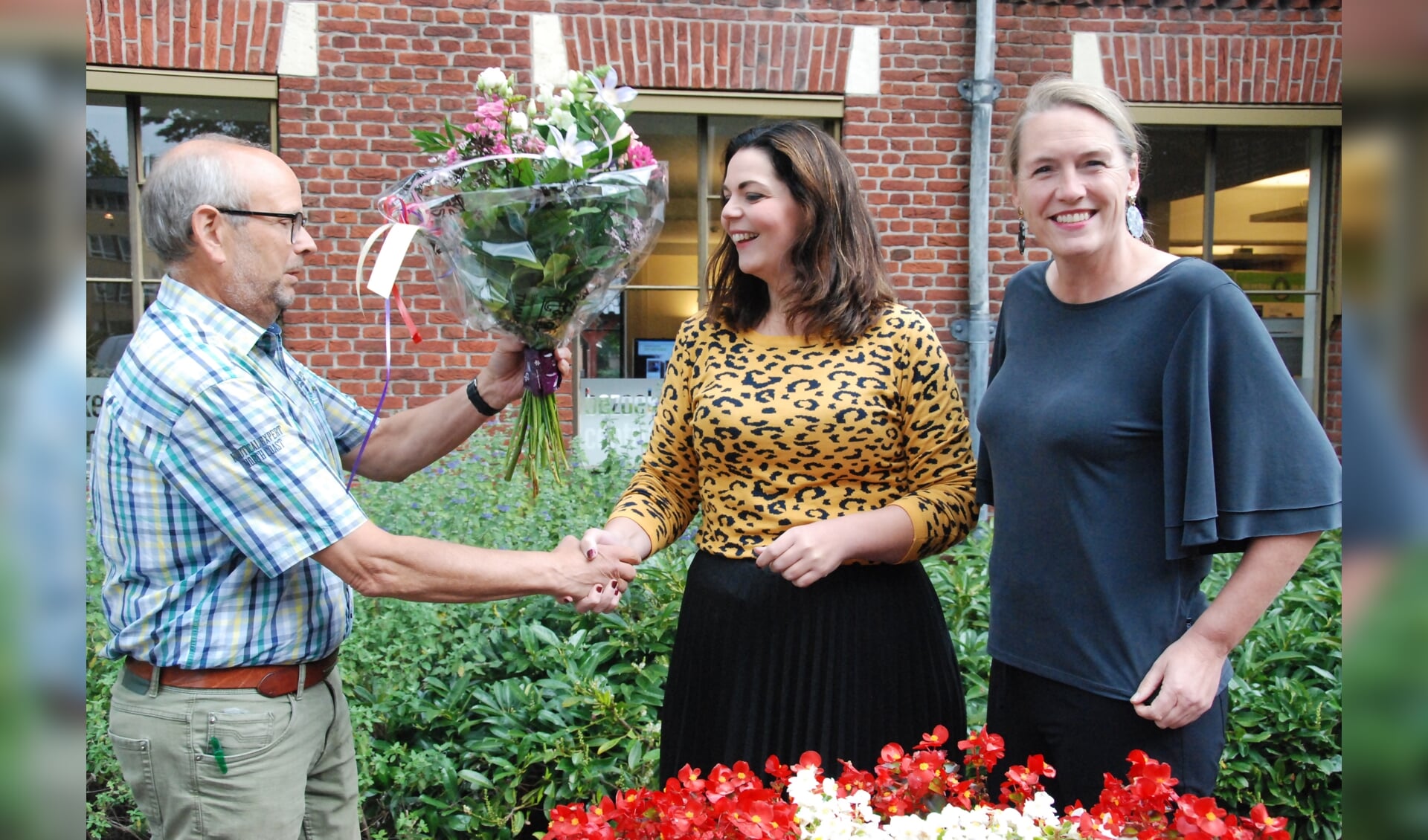 Een warm welkom voor Madelon Kuijk van Henk van Duinen en Gienne te Gronde. Foto: PR 100% Winterswijk