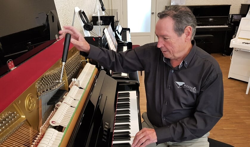 Jos van 't Hooft helemaal in zijn element achter een piano. Foto: Henri Walterbos