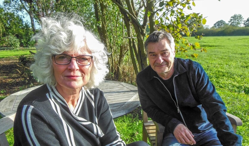 Anneloes Timmerije en Charles den Tex vinden inspiratie in de Achterhoekse natuur van Varssel. "We zijn best al een beetje ingeburgerd." Foto Eric Klop