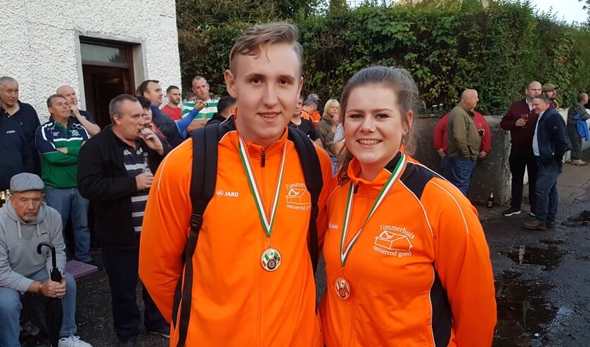 Suzan Zieverink en Mirco Breuker met hun zilveren medailles. Foto: PR.