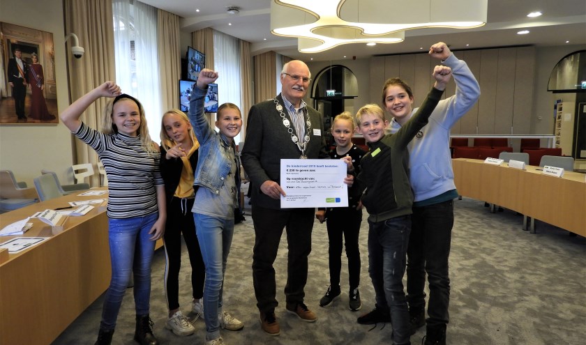 Jan van Halteren reikte de prijs uit aan de kinderen van De Boomgaard. Foto: PR