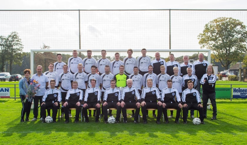 De Heren 1 van VV Wolfersveen met hun sponsoren. Foto: Lisa Nijen Es
