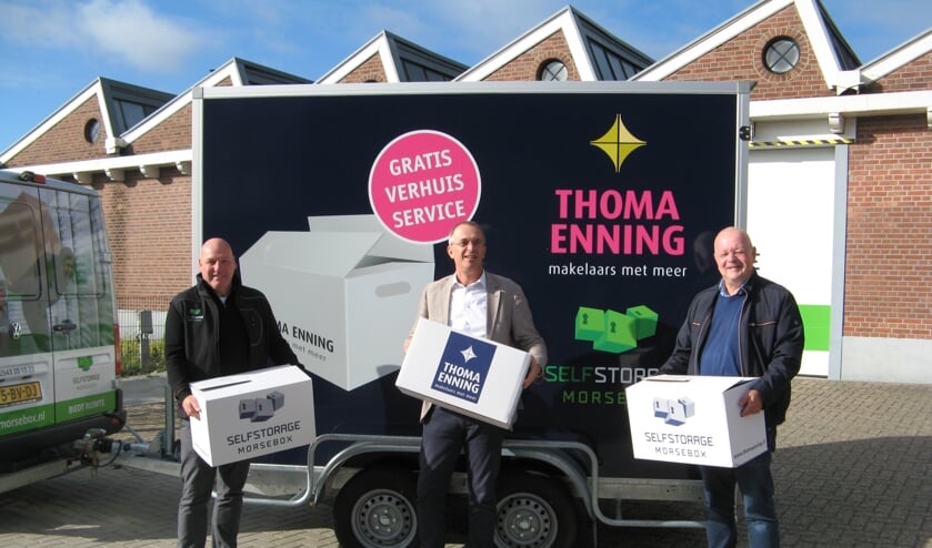 Harry Huijskes, Tom Schreurs en Ronald Huijskes (van links naar rechts) voor de verhuisaanhangwagen van Thoma Enning, met op de achtergrond een deel van het gebouw van Morsebox. Foto: Bart Kraan