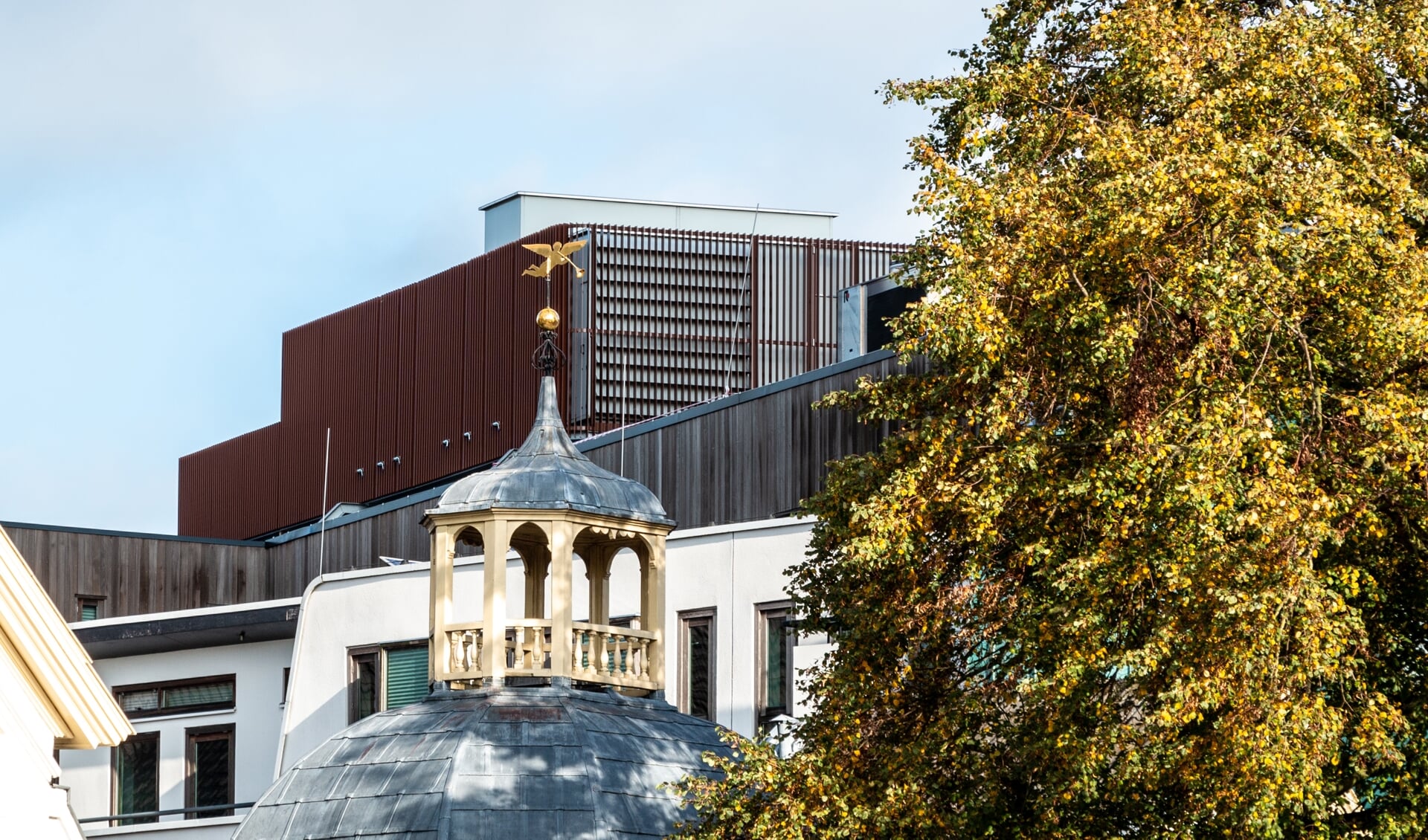 Minder reflectie en een passender omkisting op het dak van het Zutphense stadhuis. Foto: Henk Derksen