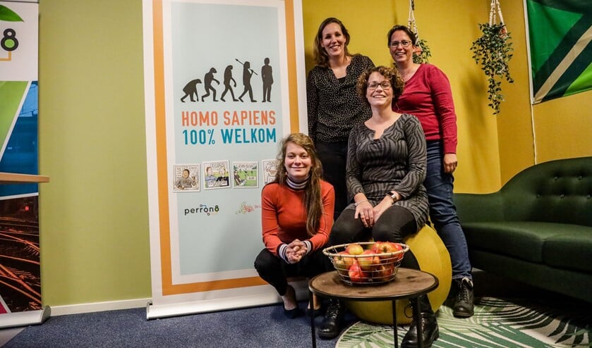 De coördinatoren van de Week van de Homo Sapiëns. Marloes van den Berg (linksonder), Anke te Selle (zittend), Janne Terhorst (linksboven) en Margriet van der Veer (rechtsboven).