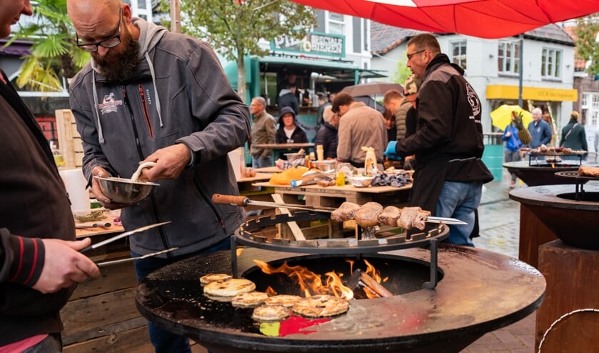 Deelnemers aan de Grillmasterwedstrijd zetten hun beste beentje voor.