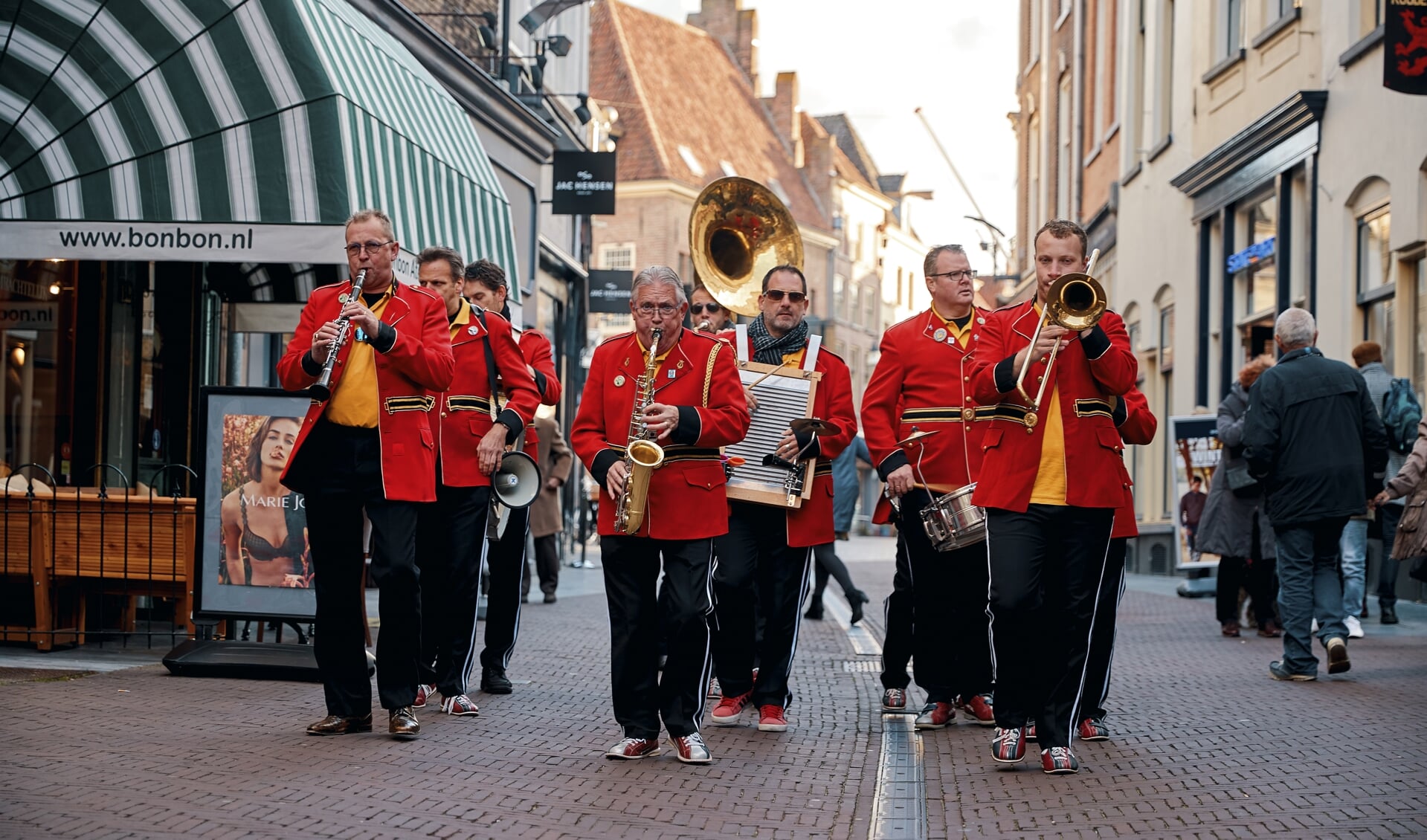 Streetparade-band: Red Jackets Jazzband. Foto: Gerard Kiezebrink