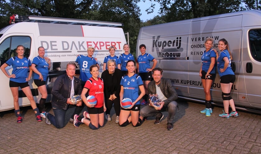 Emiel Kuperij en Valentijn van Rooden met Volleybalvereniging Sparta Zelhem Dames 3. Foto: Lonneke Hayen