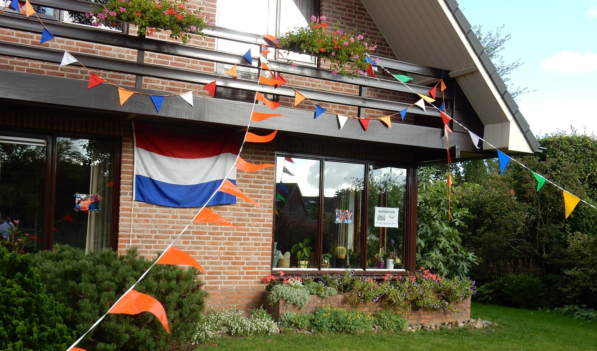 De woning van Annemieks moeder Ria versierd, na het wereldkampioenschap van Annemiek van Vleuten. Foto: Rinus Ilbrink