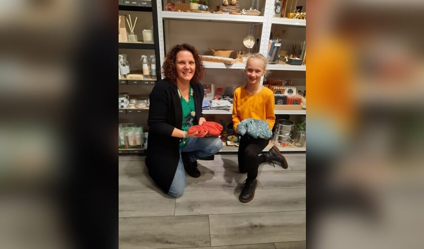 Jolijn (rechts) is de eerste die de kans krijgt haar producten te verkopen in Living By ME. Foto: PR