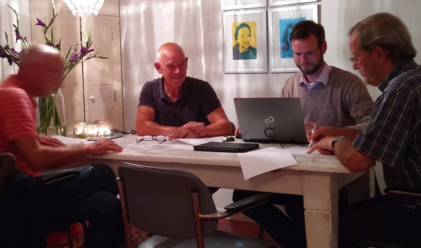 Het Steenders Landschap is een financieel gezonde vereniging, een verdienste van Frans Peelen (midden, 2e van links) en zijn medebestuursleden. Foto: René van Eijden