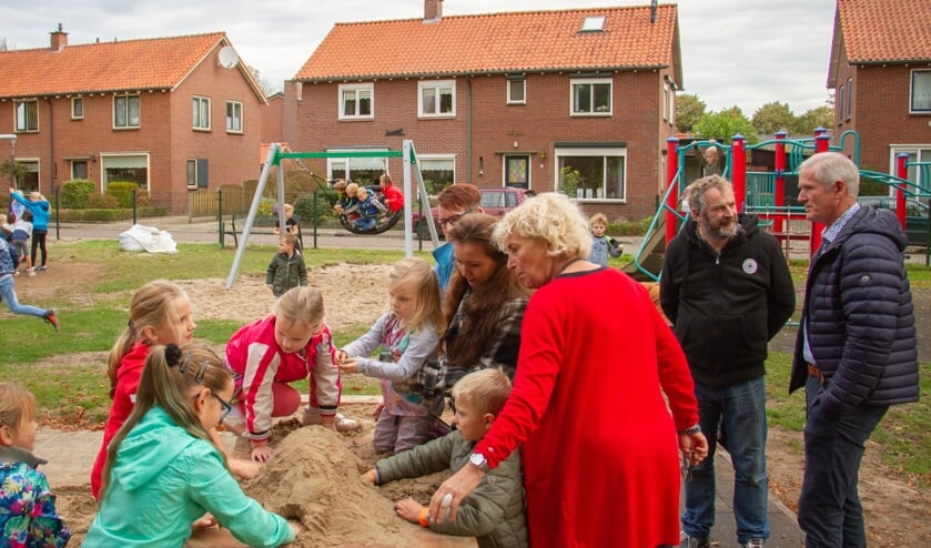 Kinderen spelen meteen aan de zandtafel en de korfschommel na een officieel momentje met (v.r.n.l.) Jan Ditzel, Arie Blom, Jeanne Wissink, Petra Blom en Elly Loskamp. Foto: Liesbeth Spaansen