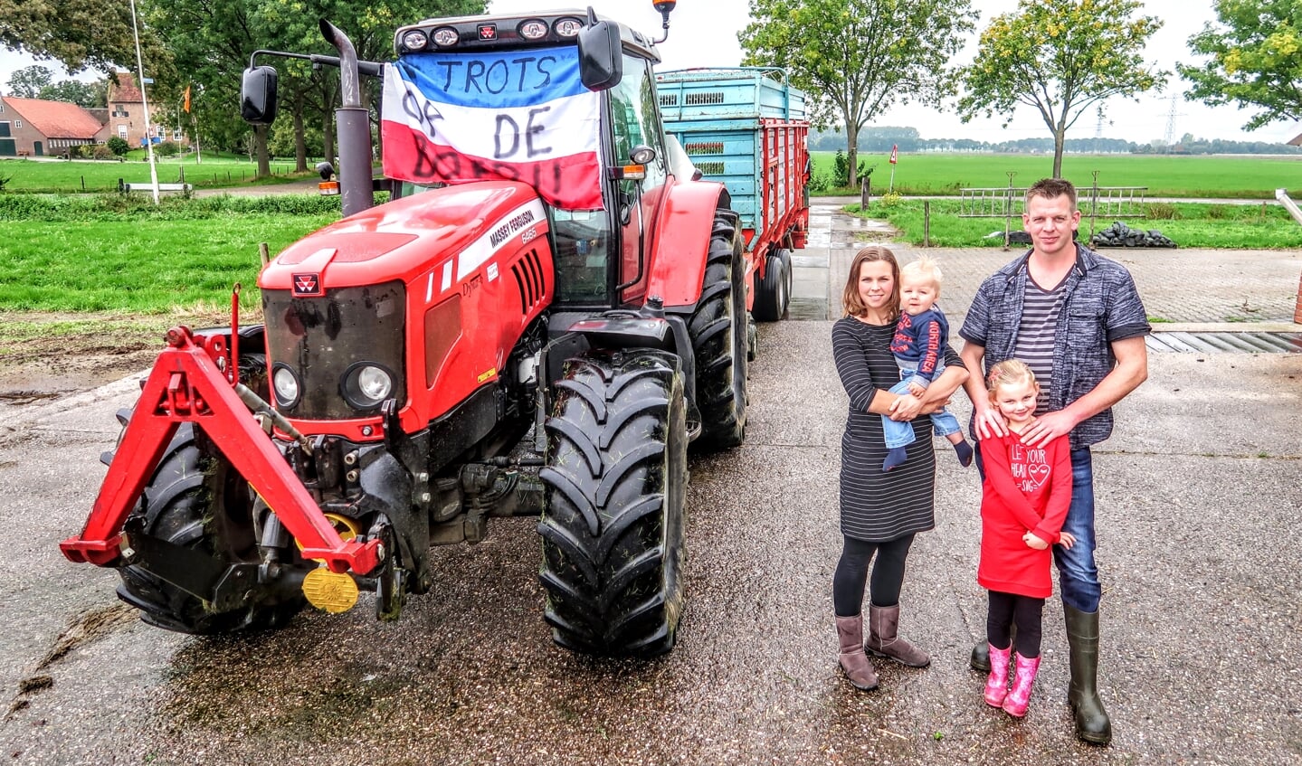 Het boerengezin Meulenbeek uit Vierakker: Jarno en Esther met hun kinderen Esmee (6) en Stijn (1). Foto: Luuk Stam