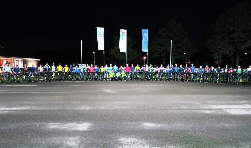 De start van de in de afgelopen week georganiseerde, eerste trainingsavond in het nieuwe seizoen. Foto: Theo Huijskes