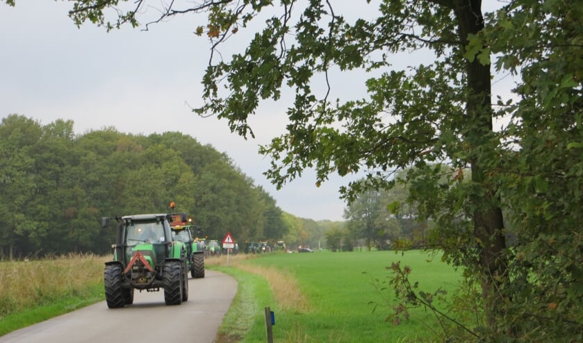 Trekkers op weg naar het Wooldseveen. Foto: Bernhard Harfsterkamp