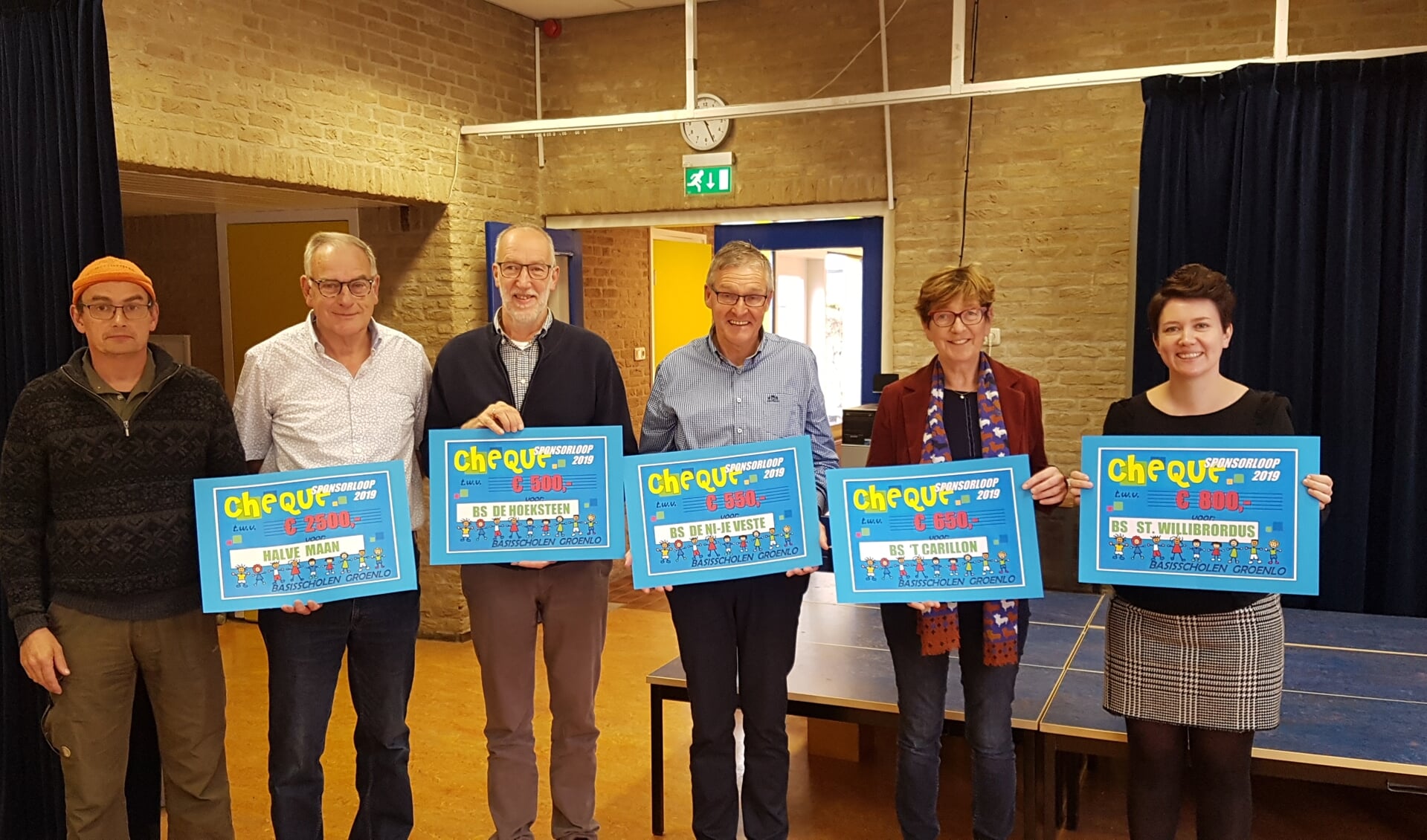 Stichting Dierenpark de Halve Maan en de directeuren van de organiserende scholen met hun cheque. 