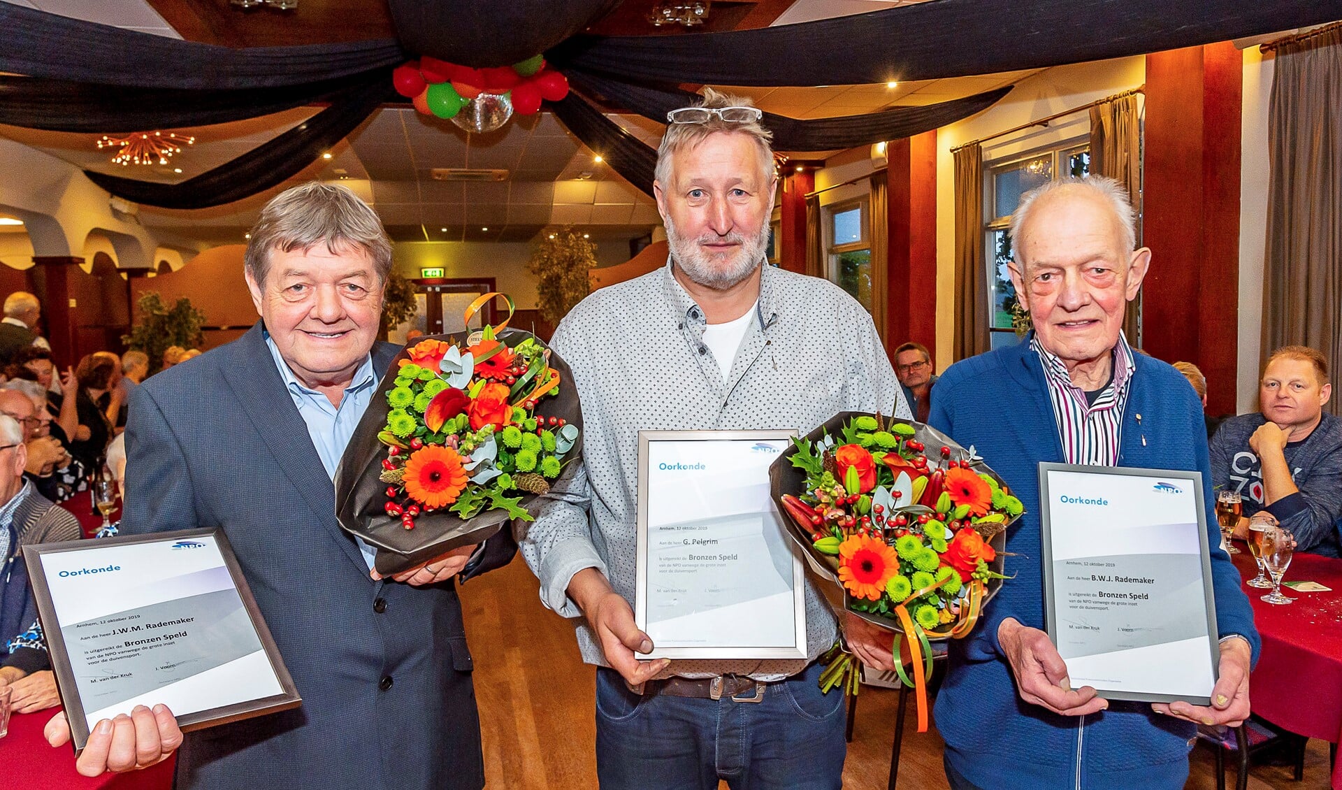 Jan Rademaker, Gerard Pelgrim en Bertus Rademaker ontvingen een bronzen speld . Foto: Henk van Raaij