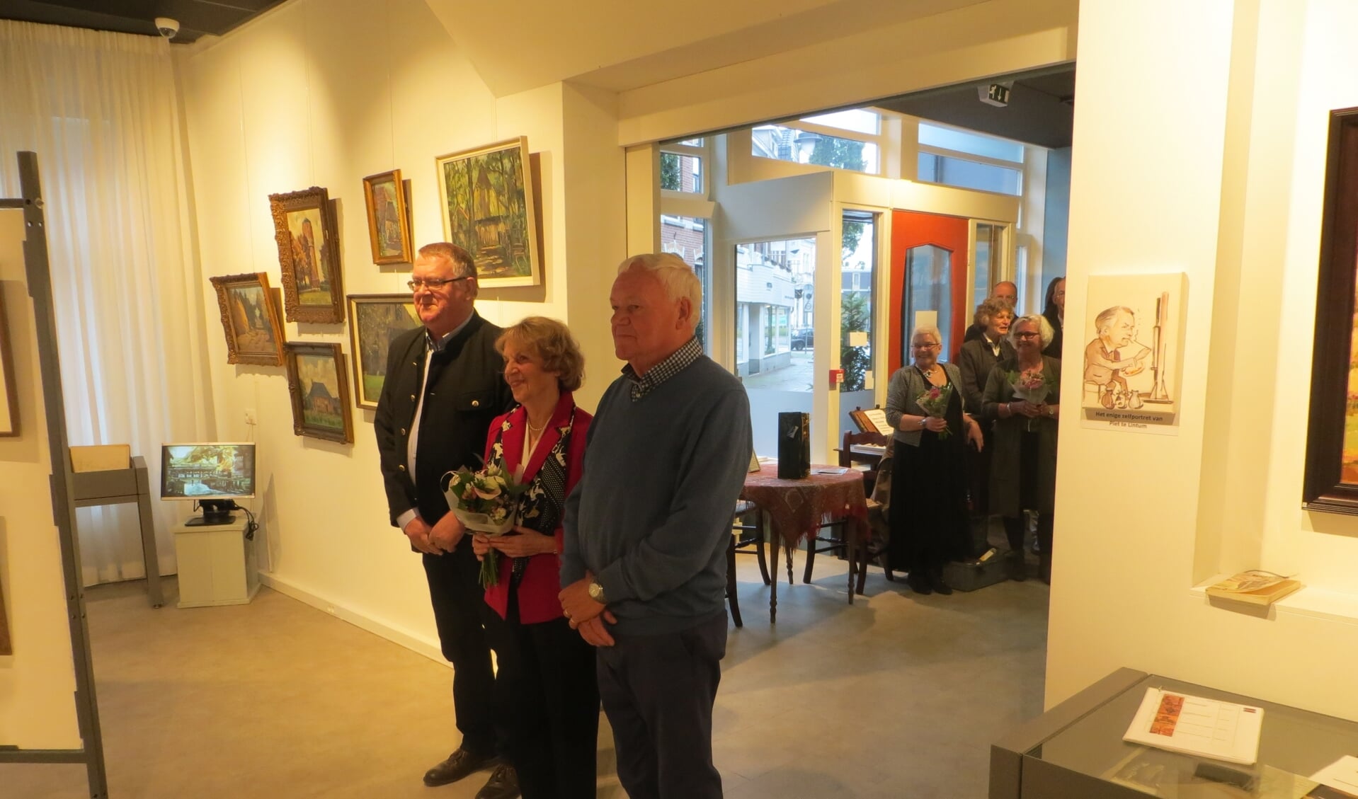 Zoon, dochter en neef van Piet te Lintum hebben de tentoonstelling geopend. Foto: Bernhard Harfsterkamp