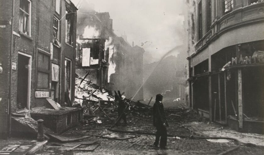 Brandende panden in de Waterstraat in Zutphen. Foto: HVZ