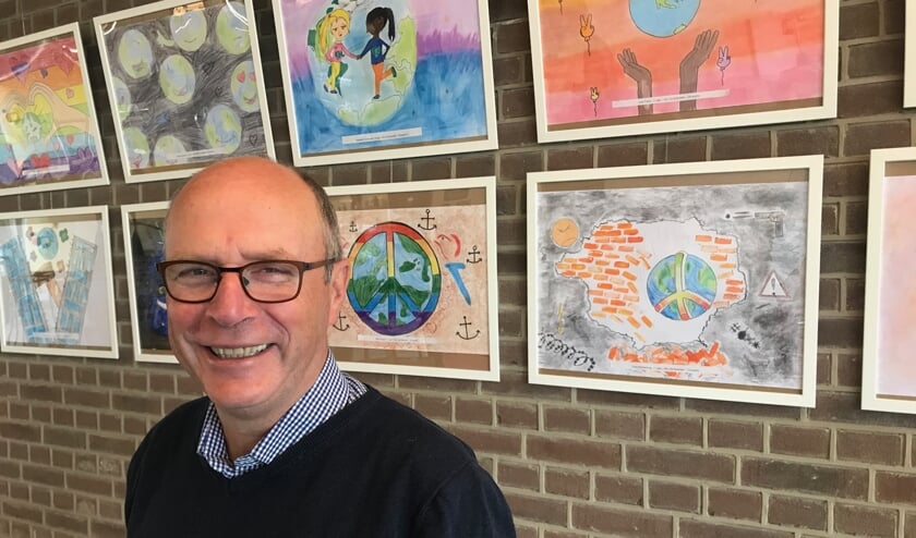 Wijnand Rigter bij de expositie van de posters. Foto: PR