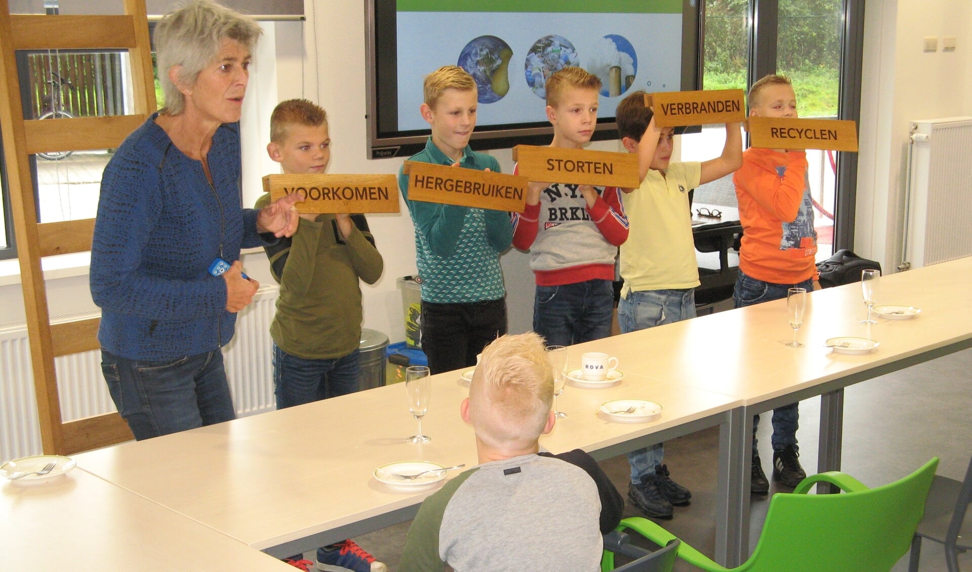 Vijf leerlingen spelen met hun klasgenoten en de overige aanwezigen een spel dat is gebaseerd op de ladder van politicus Ad Lansink. Foto: Bart Kraan