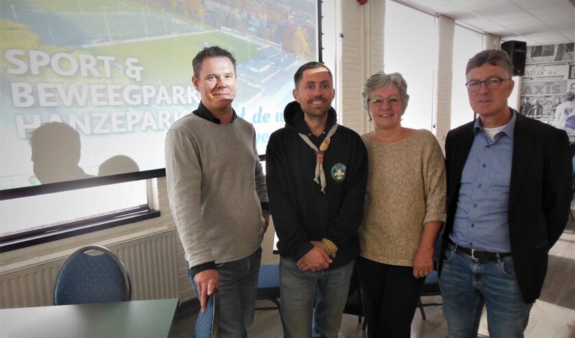 Anno Waterlander (AZC), Edwin Sprengers (Scouting Karel Doorman), Yvonne Hendriks (Perspectief) en Jan van den Belt (AV Hanzesport) (v.l.n.r.) zien volop mogelijkheden voor een ruimer gebruik van sportpark Hanzepark. Foto: Eric Klop