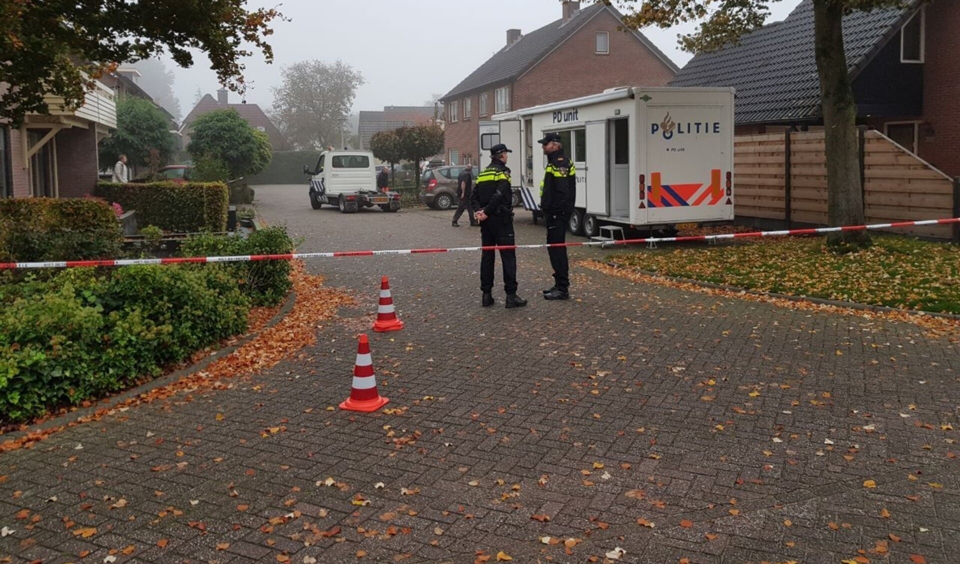 De politie doet onderzoek in de buurt waar de twee lichamen werden aangetroffen. Foto: News United / 112 Achterhoek-nieuws