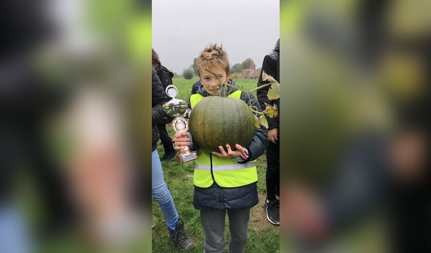 Guus van Beek wint met een pompoen van 7,9 kilogram. Foto: Mieke Smit