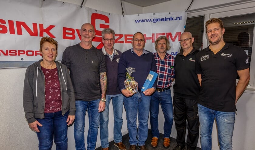 Cor Dales (m.) neemt afscheid van het bestuur van de Smoks Hanne Rit Zelhem. Foto: PR