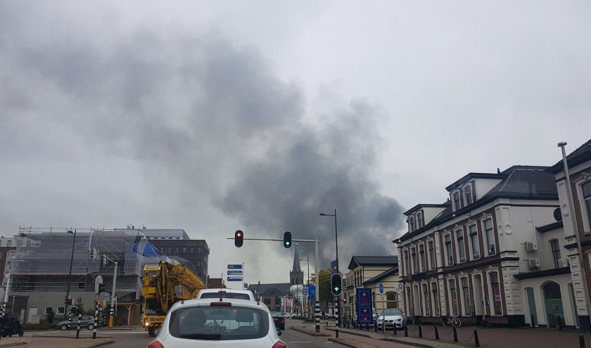 Ook vanaf de Keppelseweg is de grote rookpluim niet te missen. Foto: Burry van den Brink