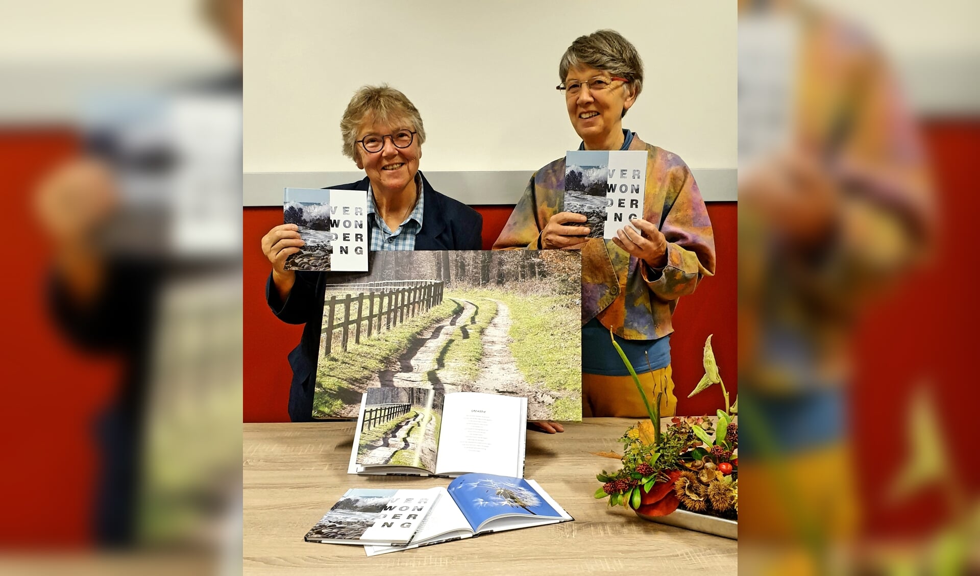 Joke Stomps (l) en Mariëtte van Lierop met hun nieuwe boek 'Verwondering'. Foto: PR