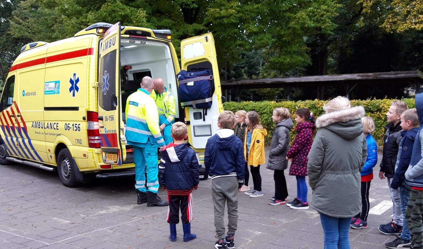 De leerlingen vonden het interessant om een kijkje te nemen in de ambulance. Foto: Sanne Floors