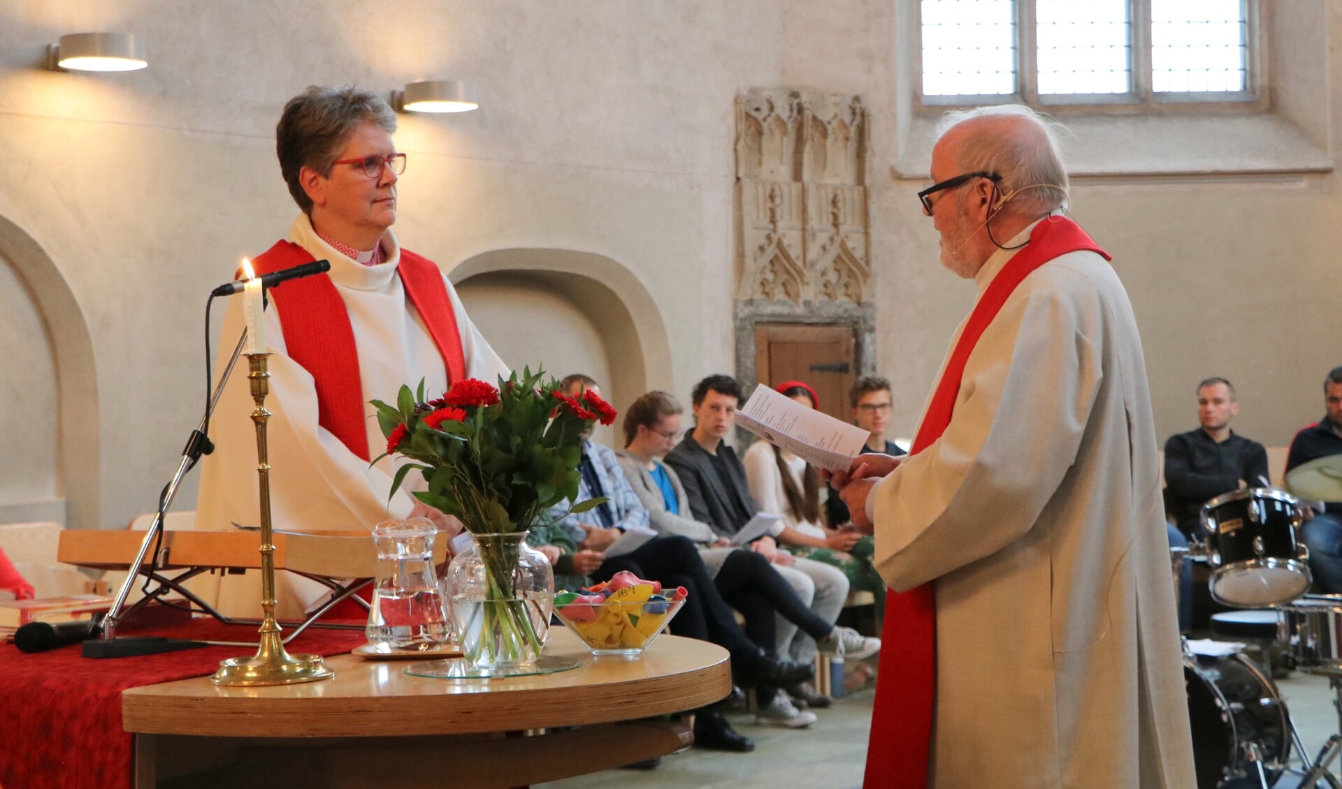 Domina Wilfrieda Stam wordt benoemd als nieuwe predikant van de Lambertikerk door dominee Joop Jansen Schoonhoven. Foto: Gerrit Wesselink