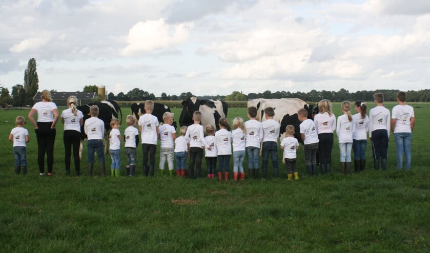 Toldijkse kinderen doen mee aan de #trotsopdeboer actie. Foto: Liesbeth Heebink