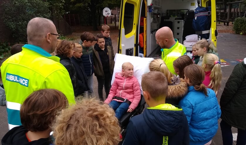 De brancard werd gedemonstreerd. Foto: Sanne Floors