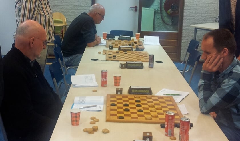 Jan en Wim links op zoek naar het winnende punt. Foto: PR