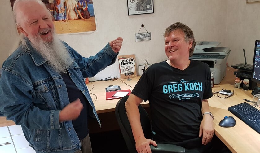 Alan in Paul's kitchen, luchtgitaar spelend op een eigen nummer dat hij nog heeft liggen. 'Kok' Paul kijkt tevreden toe. Foto: Henri Walterbos