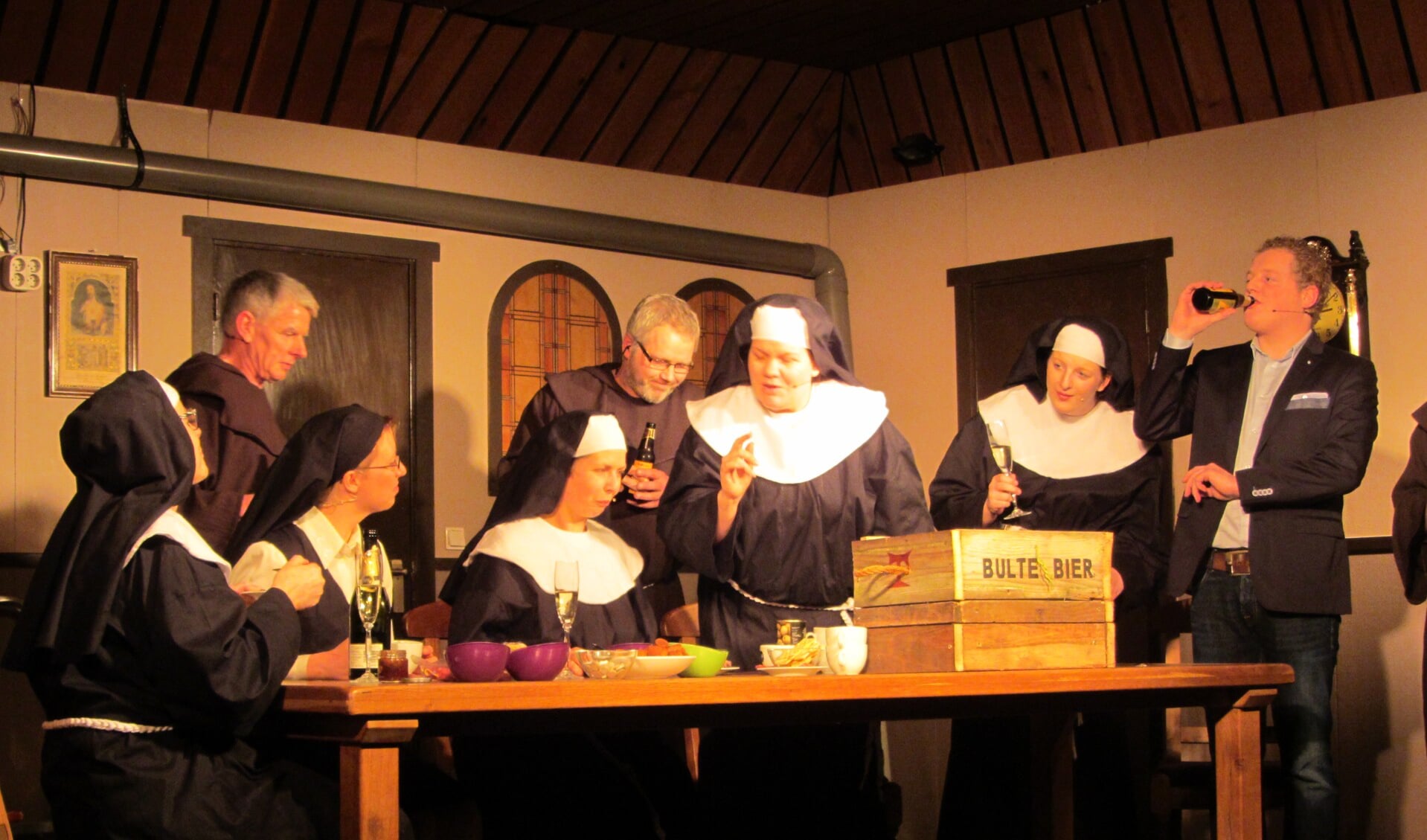 Scène uit het stuk 'Broeders bij de nonnen, waar zijn we aan begonnen' uit 2015. 